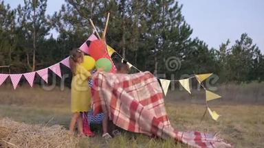 孩子们在户外娱乐活动，欢乐的孩子们在森林野餐时用小屋装饰小屋，以享受欢乐的假期